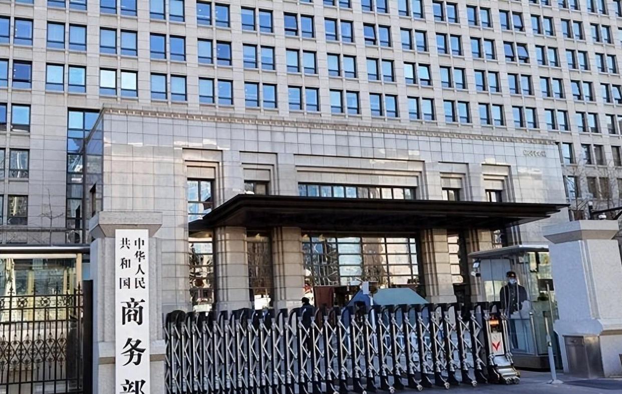 2025芯片大戰(zhàn)迎來分水嶺，中方警告全球“配合美國禁令就是違法”，美媒承認(rèn)中國超越時刻已到(圖1)